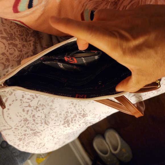 Stylish cream and black leather crossbody bag with mobile charging battery - Picture 5 of 5